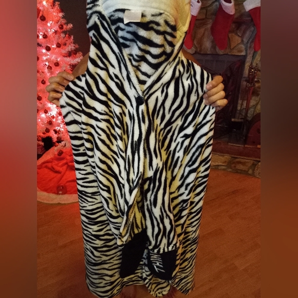 Secret Treasures Sleepwear Wrap Hooded Zebra Print Snug Adult Wearable Blanket - Picture 9 of 10